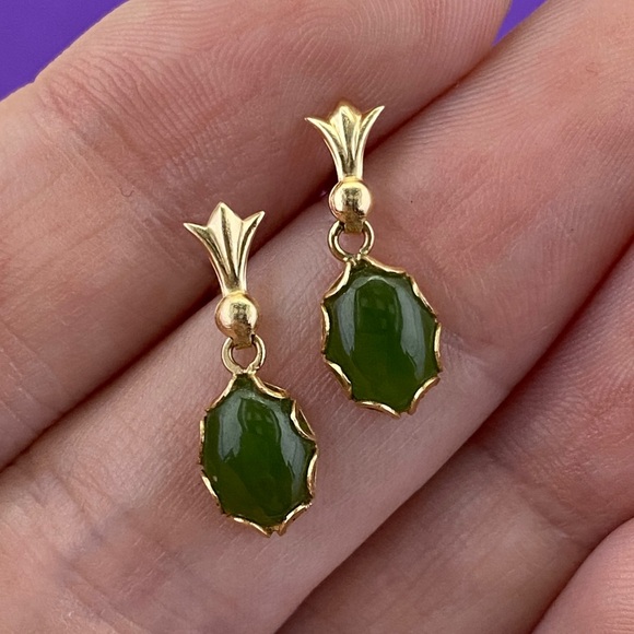 💛 Vintage 14k Gold Drop Earrings with Green Jade |  Ornate Dangle Earrings - Picture 4 of 4